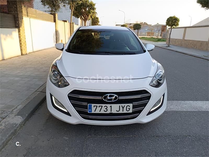 Usado Hyundai i30 110 CV (80 kW) 2017 Gris / plata Berlina