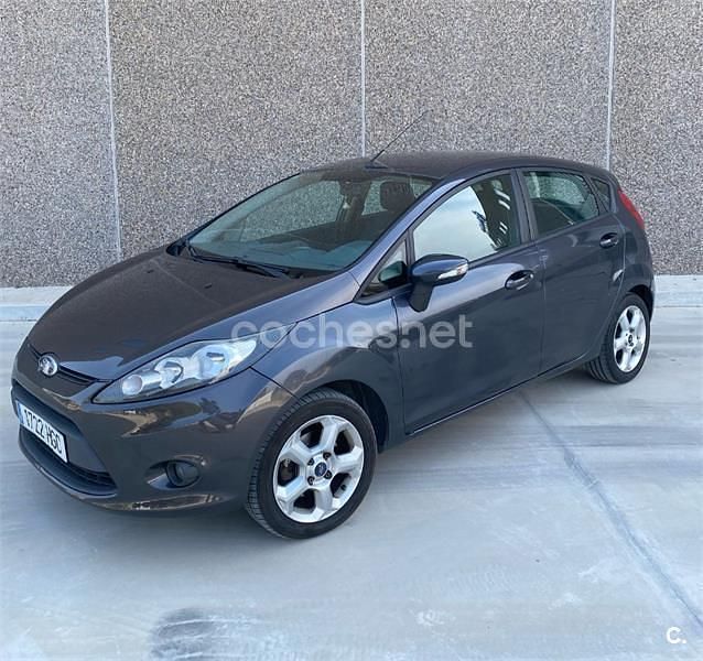 Gris / plata Usado 2011 Ford Fiesta Titanium Utilitario | 3900 € (Super precio) - Imagen 1/4