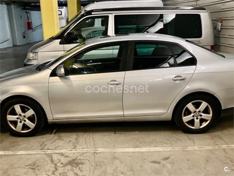 Usado VW Jetta Trendline 102 CV (75 kW) 2008 Gris / plata Berlina