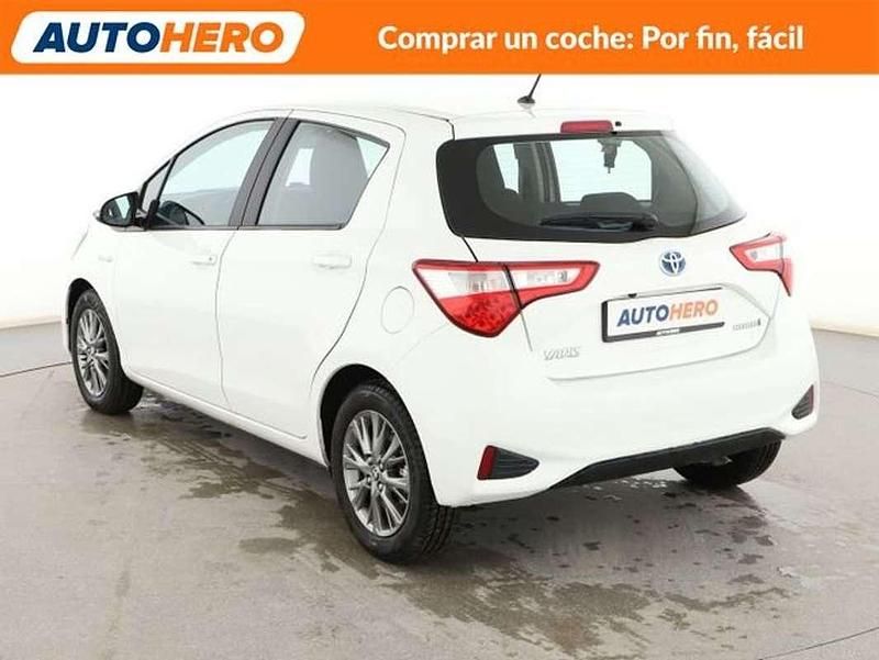 Usado Toyota Yaris Hybrid Active 99 CV (72 kW) 2018 Blanco Utilitario