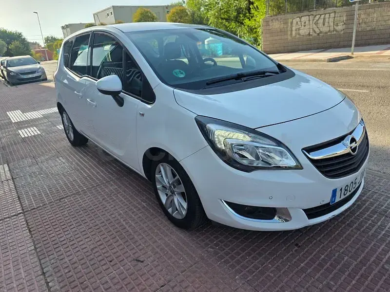 Usado Opel Meriva Excellence 140 CV (102 kW) 2016 Blanco Monovolumen