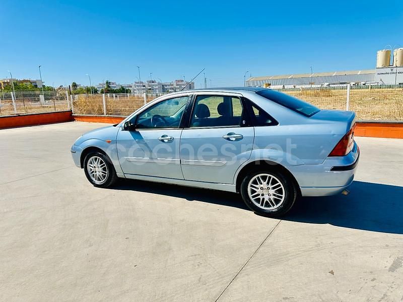 Usado Ford Focus Ghia 100 CV (73 kW) 2004 Azul Berlina