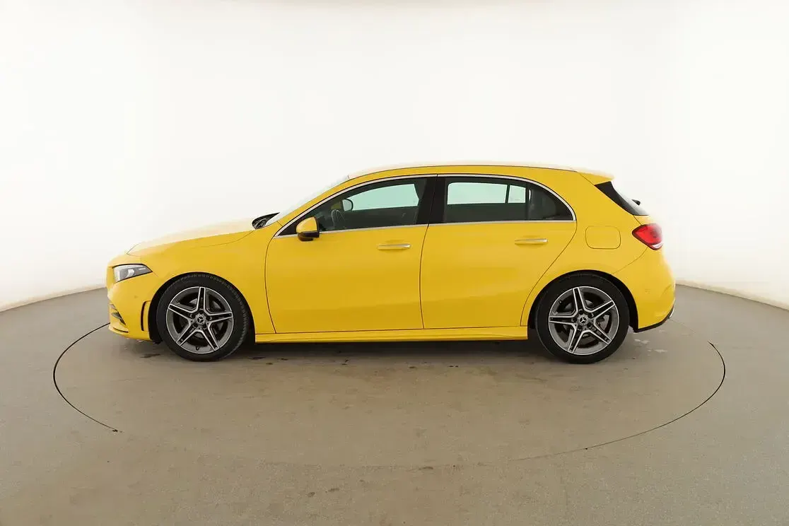 Usado Mercedes A180 AMG line 136 CV (100 kW) 2020 Amarillo Berlina