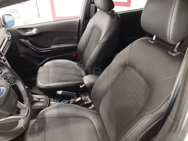 Usado Ford Fiesta Active 100 CV (73 kW) 2018 Gris / plata Utilitario