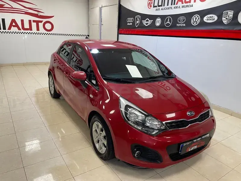 Usado Kia Rio 85 CV (62 kW) 2014 Granate Berlina