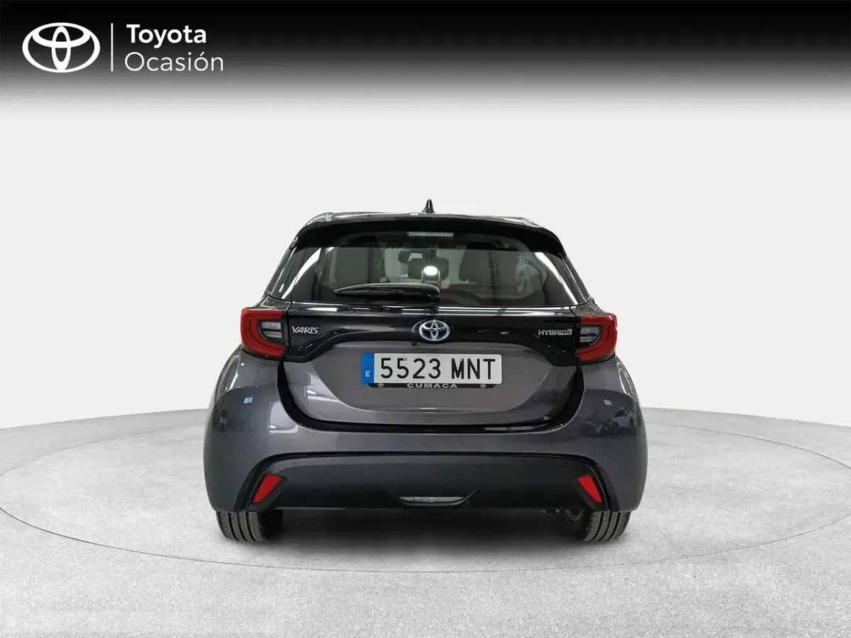 Usado Toyota Yaris Hybrid Active 116 CV (85 kW) 2024 Gris Berlina