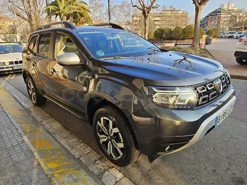 Usado Dacia Duster Prestige 115 CV (84 kW) 2022 Gris / plata SUV