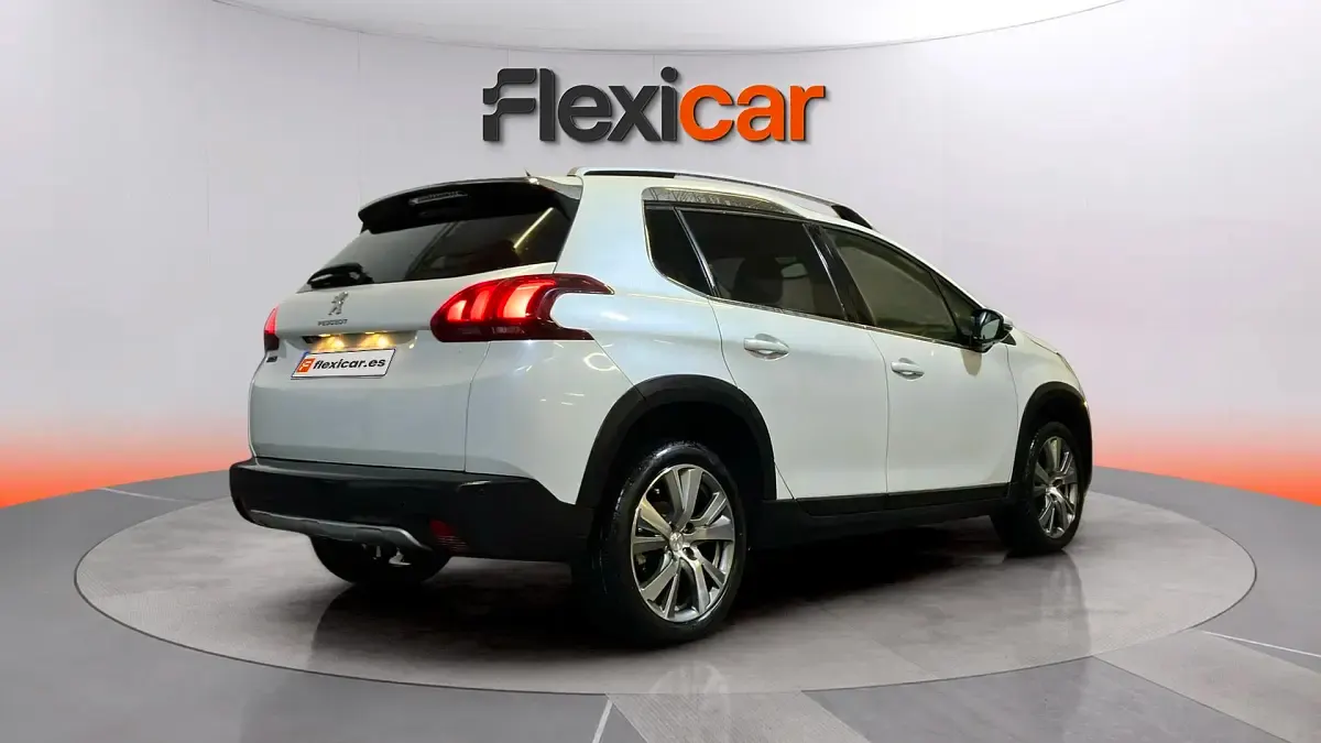 Usado Peugeot 2008 Allure 131 CV (96 kW) 2018 Blanco SUV