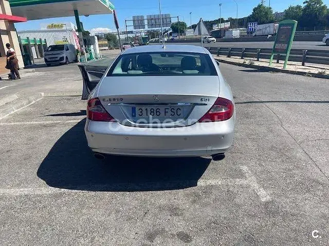 Usado Mercedes CLS320 224 CV (164 kW) 2007 Gris / plata Berlina