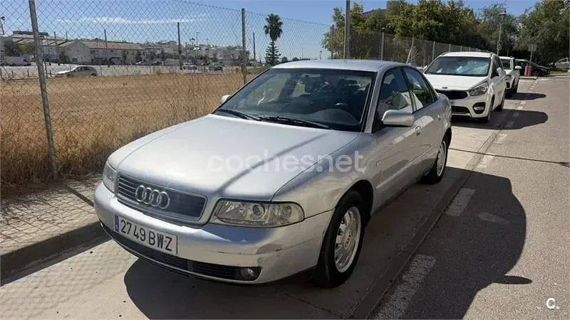 Usado Audi A4 110 CV (80 kW) 1999 Gris / plata Berlina