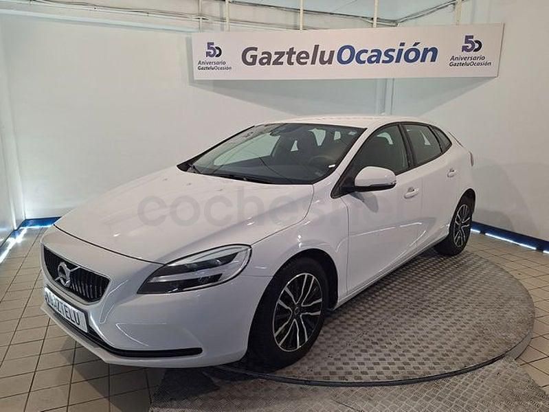 Usado Volvo V40 Momentum 122 CV (89 kW) 2018 Blanco Berlina