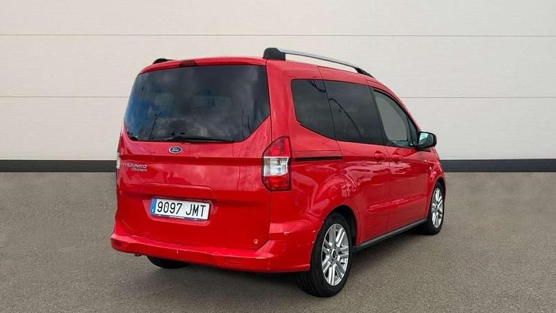 Usado Ford Tourneo Courier Titanium 97 CV (71 kW) 2016 Rojo Monovolumen