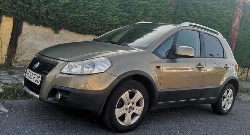 Usado Fiat Sedici Emotion 120 CV (88 kW) 2006 Marrón SUV