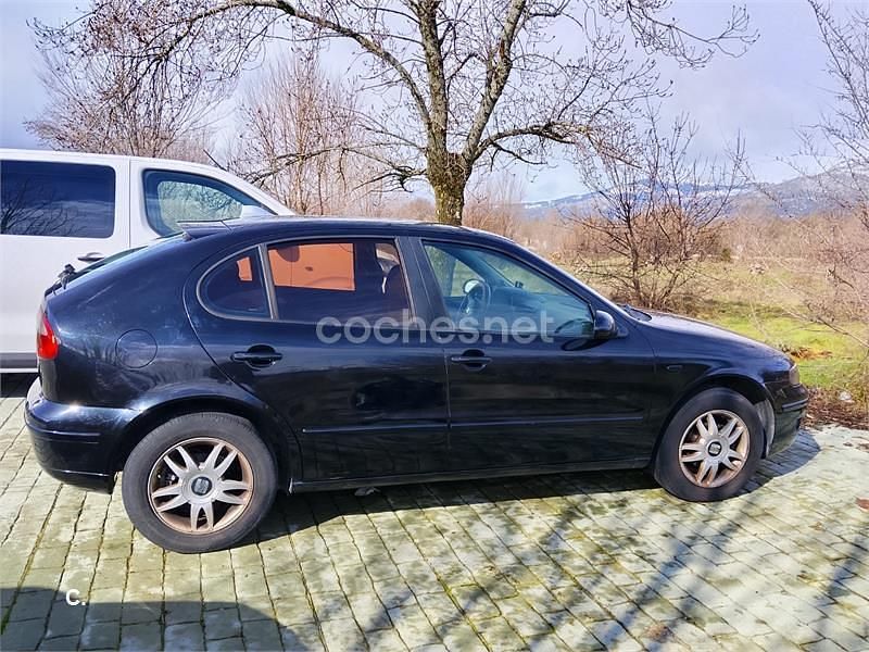 Usado Seat Leon Stella 105 CV (77 kW) 2003 Negro Utilitario
