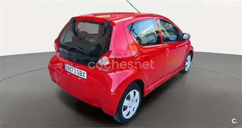Usado Toyota Aygo Live 68 CV (50 kW) 2008 Rojo Utilitario