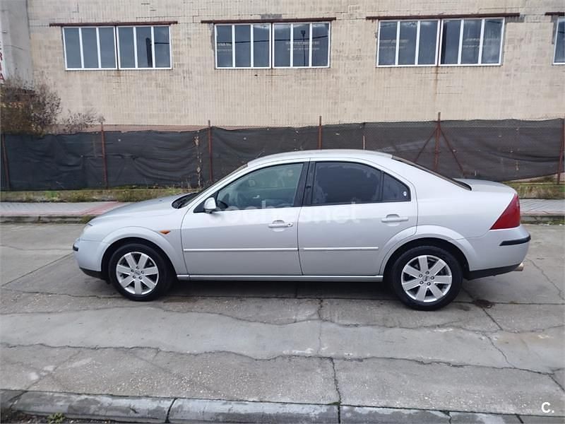 Usado Ford Mondeo Ghia 145 CV (106 kW) 2004 Gris / plata Berlina