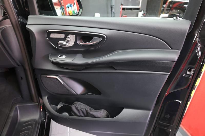 Usado Mercedes V300 Style 237 CV (174 kW) 2024 Negro Monovolumen