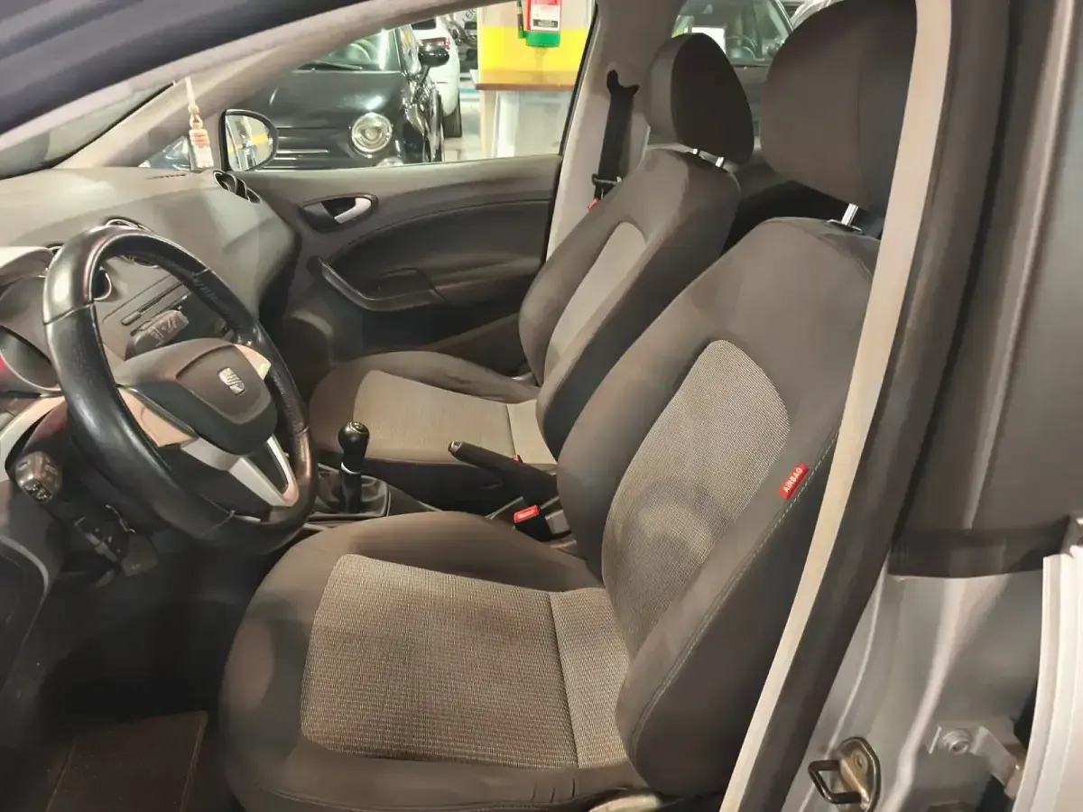 Usado Seat Ibiza Stylance 90 CV (66 kW) 2011 Gris Utilitario