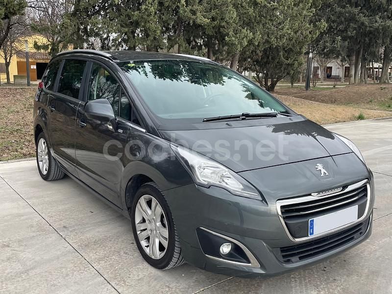 Usado Peugeot 5008 Access 115 HP (84 kW) 2014 Bege Monovolume