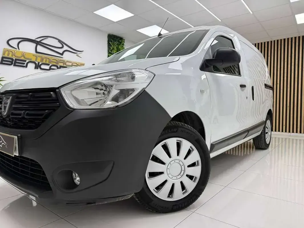 Usado Dacia Dokker Essentiel 95 CV (69 kW) 2021 Blanco Monovolumen