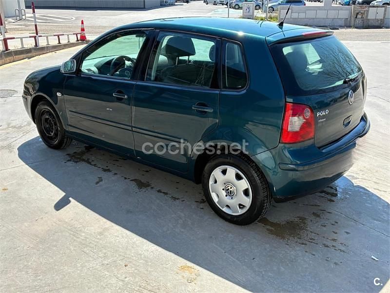 Usado VW Polo Trendline 64 CV (47 kW) 2004 Azul Utilitario
