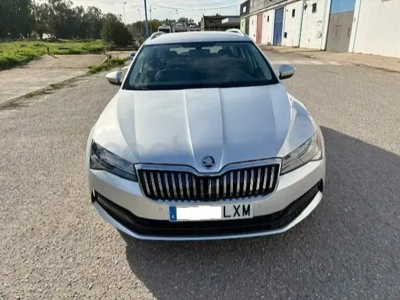 Usado Skoda Superb Ambition 150 CV (110 kW) 2022 Gris / plata Familiar