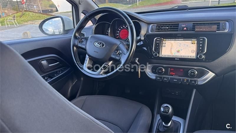 Usado Kia Rio 75 CV (55 kW) 2015 Blanco Berlina