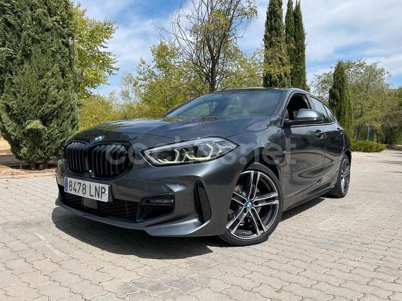Gris / plata Usado 2021 BMW 118 Executive Utilitario | 18.990 € (Precio justo) - Imagen 1/4