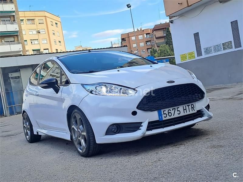 Usado Ford Fiesta Trend 95 CV (69 kW) 2013 Blanco Utilitario