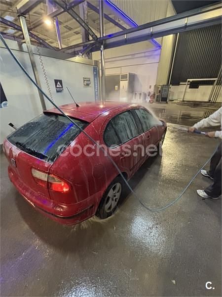 Usado Seat Leon 105 CV (77 kW) 2005 Rojo Utilitario