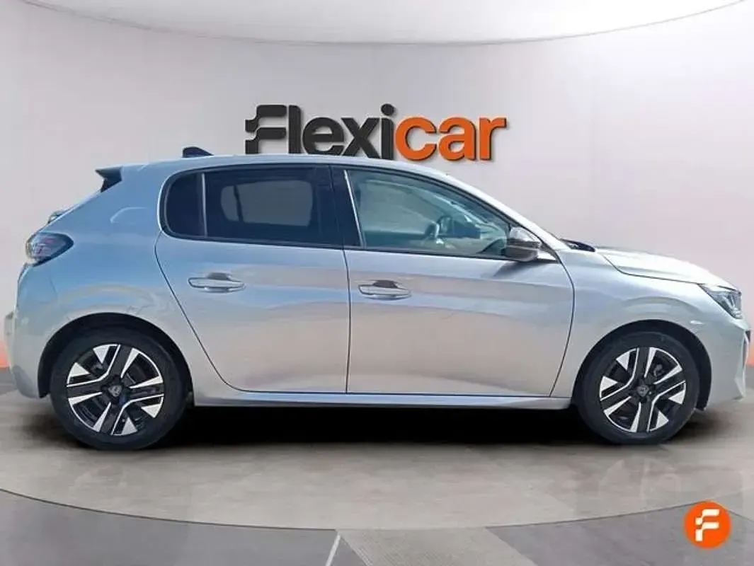 Usado Peugeot 208 Allure 101 CV (74 kW) 2025 Gris Utilitario
