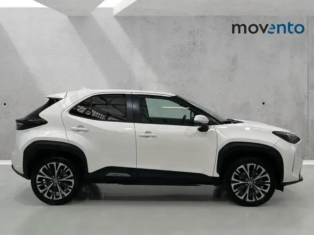 Usado Toyota Yaris Hybrid Style 116 CV (85 kW) 2023 Blanco Pickup/Camioneta