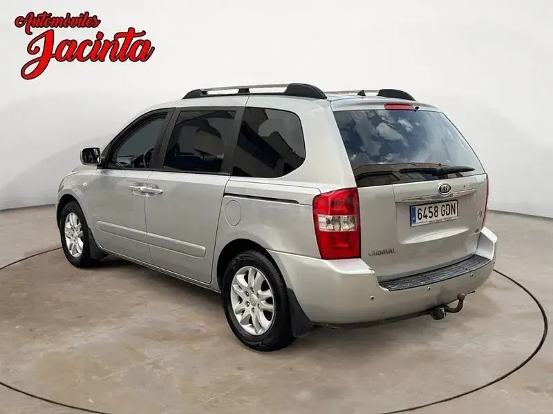 Usado Kia Carnival 185 CV (136 kW) 2008 Gris / plata Monovolumen