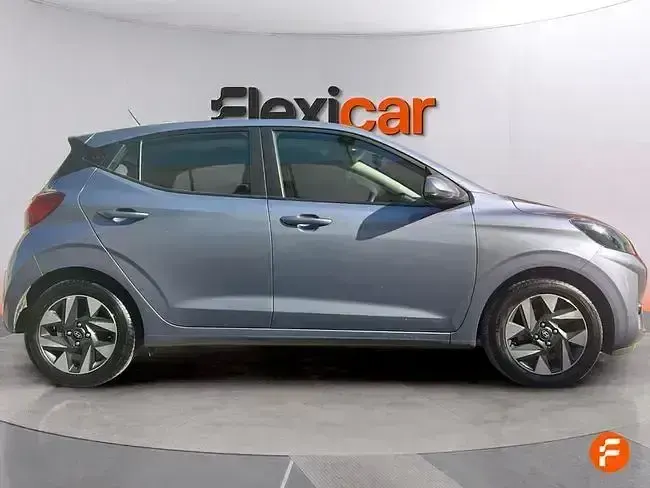 Usado Hyundai i10 67 CV (49 kW) 2024 Gris Utilitario