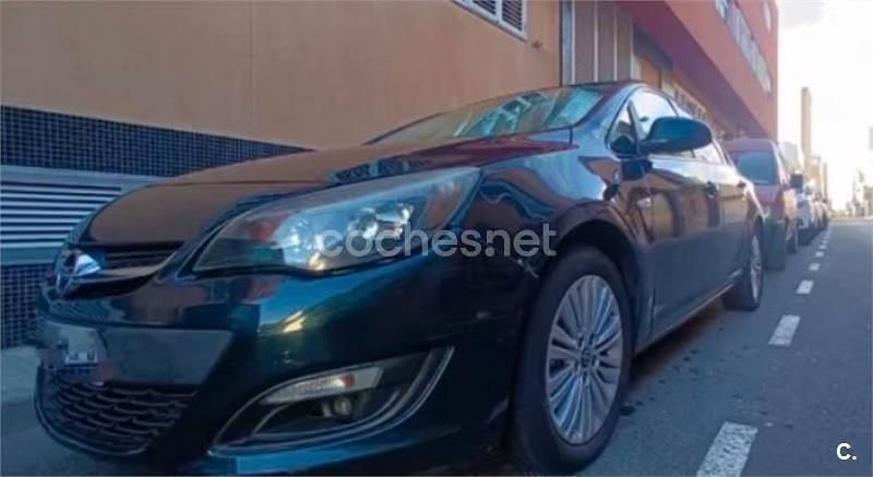 Usado Opel Astra Selective 110 HP (80 kW) 2013 Azul Sedan