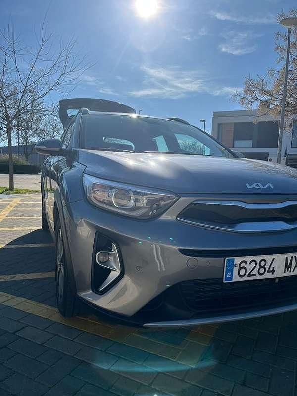 Usado Kia Stonic 101 CV (74 kW) 2024 Gris SUV