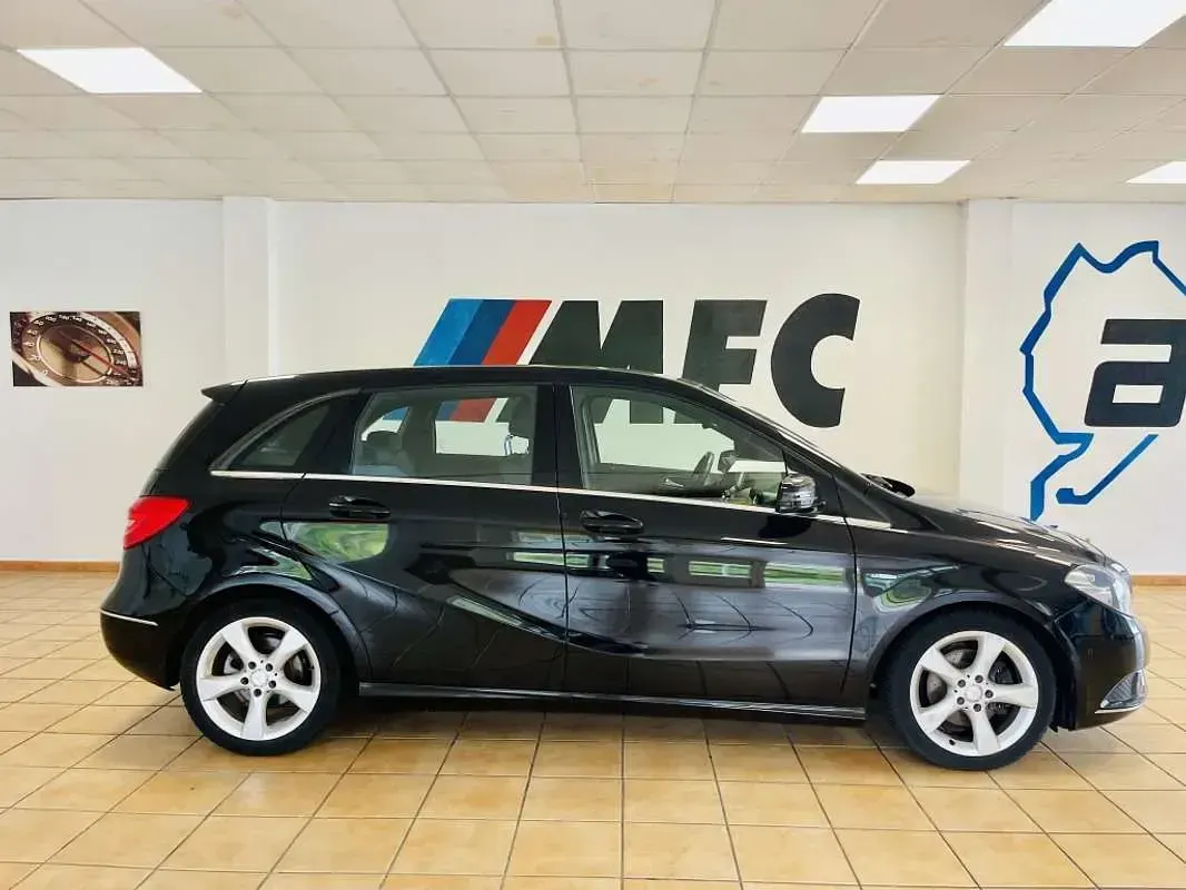 Usado Mercedes B180 109 CV (80 kW) 2013 Negro Utilitario
