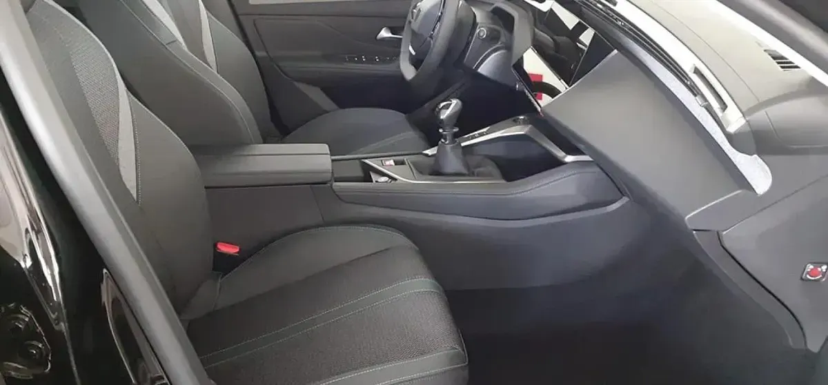 Usado Peugeot 308 Allure 131 CV (96 kW) 2023 Negro perla nera Familiar