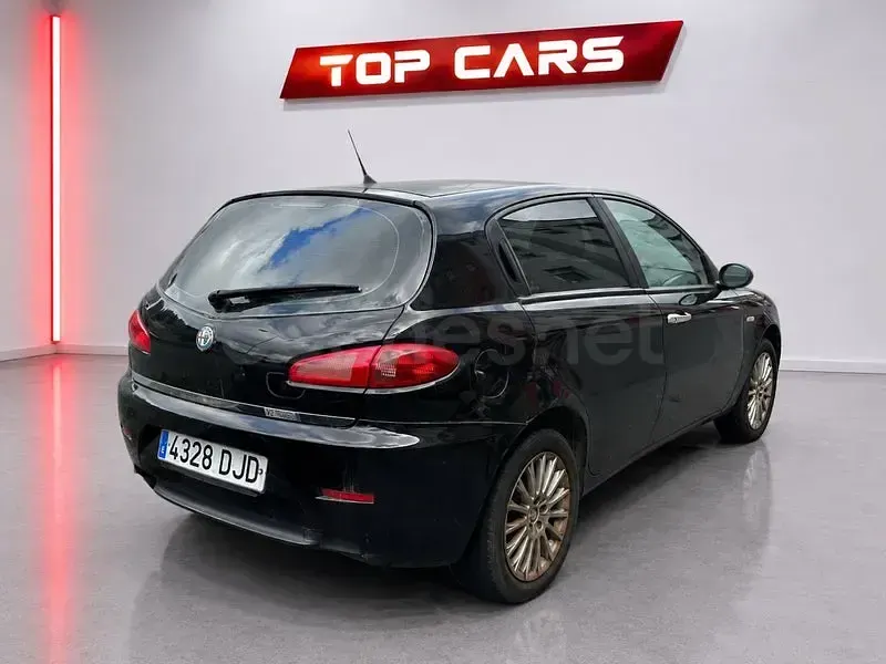 Usado Alfa Romeo 147 Distinctive 105 CV (77 kW) 2005 Negro Utilitario