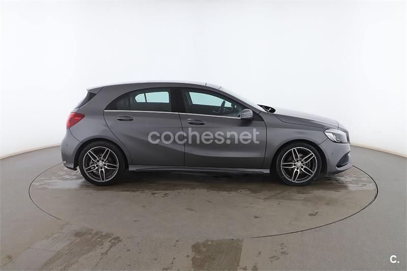 Usado Mercedes A180 AMG line 109 HP (80 kW) 2017 Cinzento Sedan