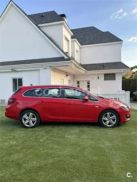 Usado Opel Astra Sportive 165 CV (121 kW) 2014 Rojo Familiar