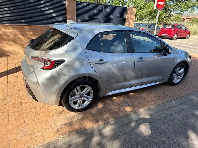 Usado Toyota Corolla Active 122 CV (89 kW) 2022 Gris / plata Berlina