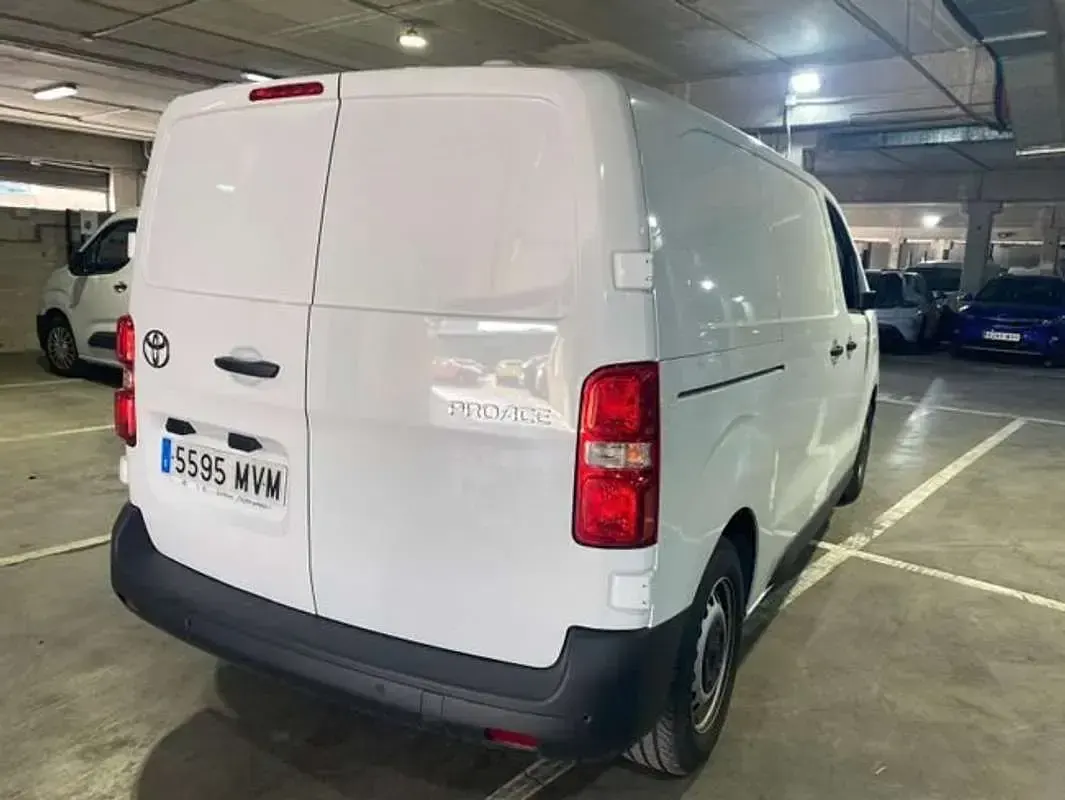 Usado Toyota Proace 120 CV (88 kW) 2024 Blanco Monovolumen
