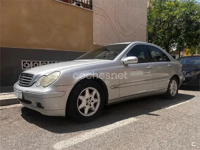 Usado Mercedes C220 Elegance 143 CV (105 kW) 2002 Gris / plata Berlina