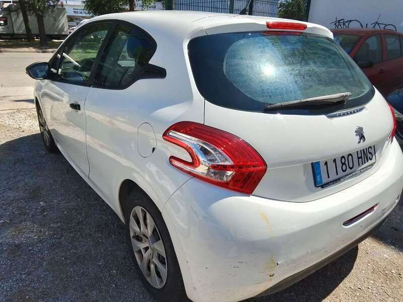 Usado Peugeot 208 Access 82 CV (60 kW) 2013 Blanco Utilitario