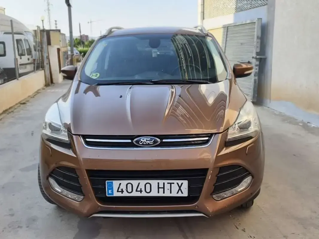 Usado Ford Kuga Titanium S 163 CV (119 kW) 2013 Marrón SUV