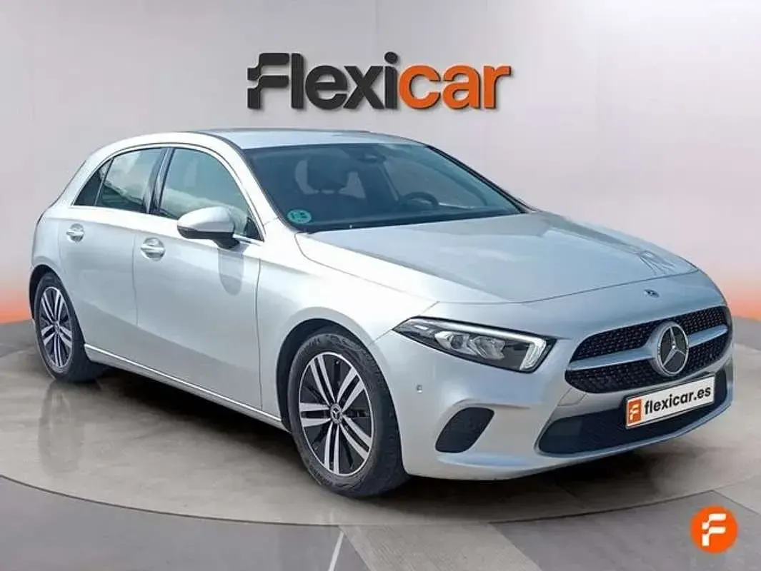 Usado Mercedes A180 116 CV (85 kW) 2022 Gris Utilitario