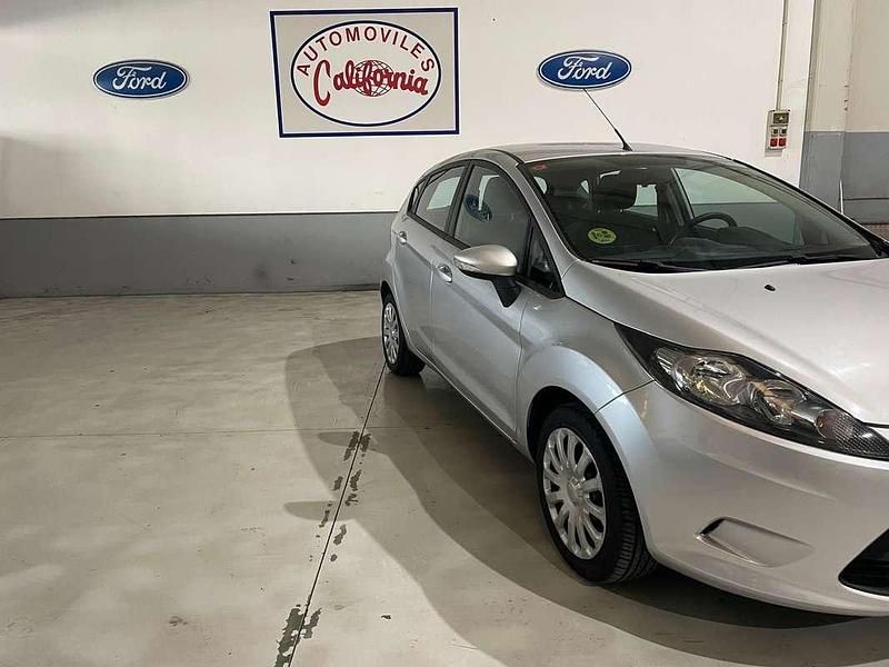 Usado Ford Fiesta Trend 69 CV (50 kW) 2012 Plateado Utilitario