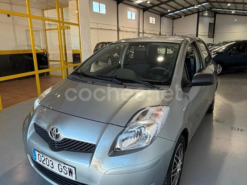 Gris / plata Usado 2010 Toyota Yaris Live Berlina | 5499 € (Precio justo) - Imagen 1/4