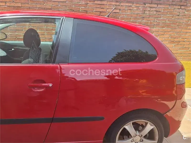 Usado Seat Ibiza Sport 100 CV (73 kW) 2007 Amarillo Utilitario
